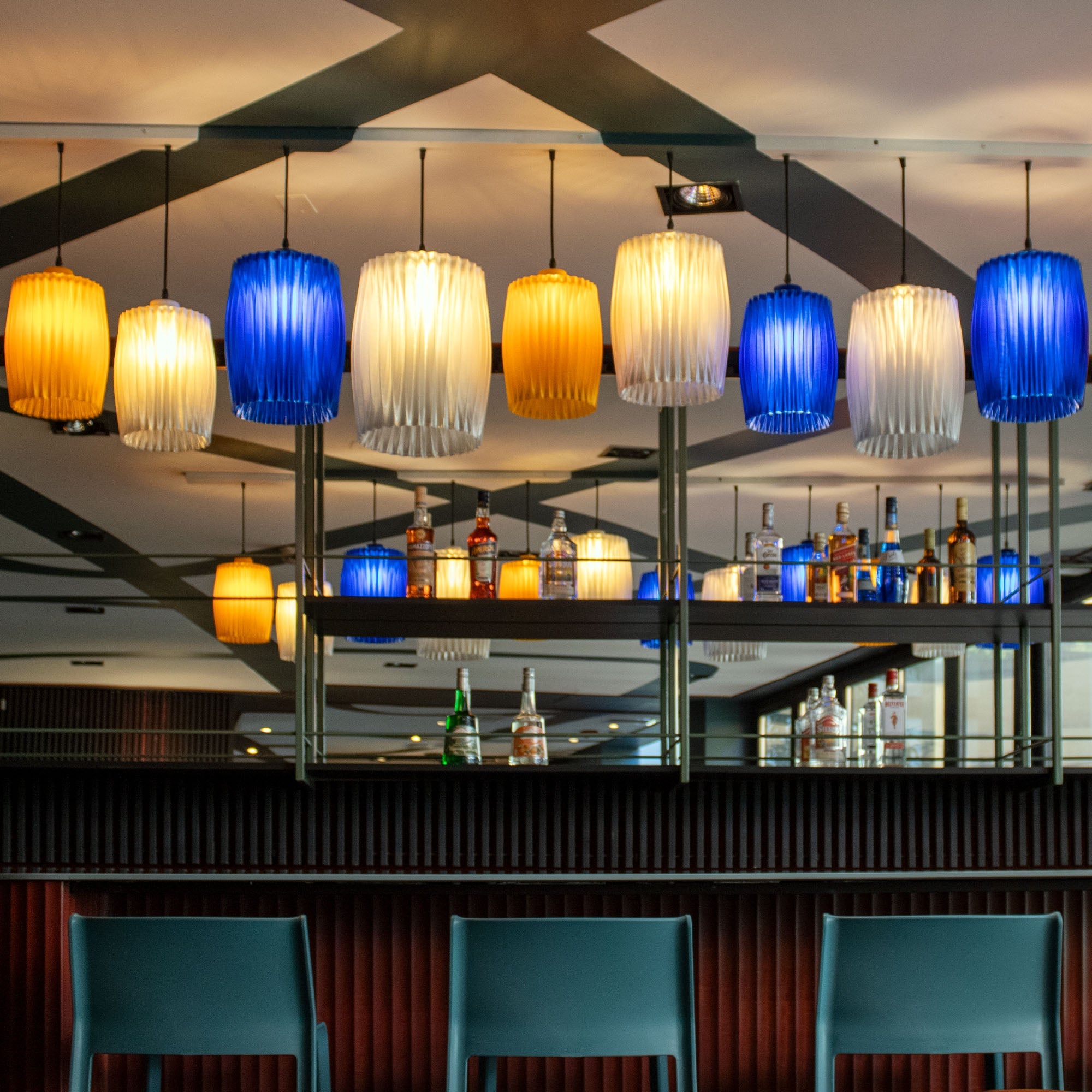 Luz y Versatilidad: Lámparas a medida para el bar Hotel Ladera.